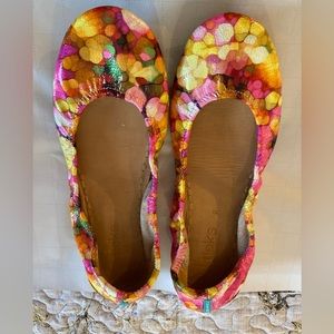 Beautiful floral EUC Tieks size 9